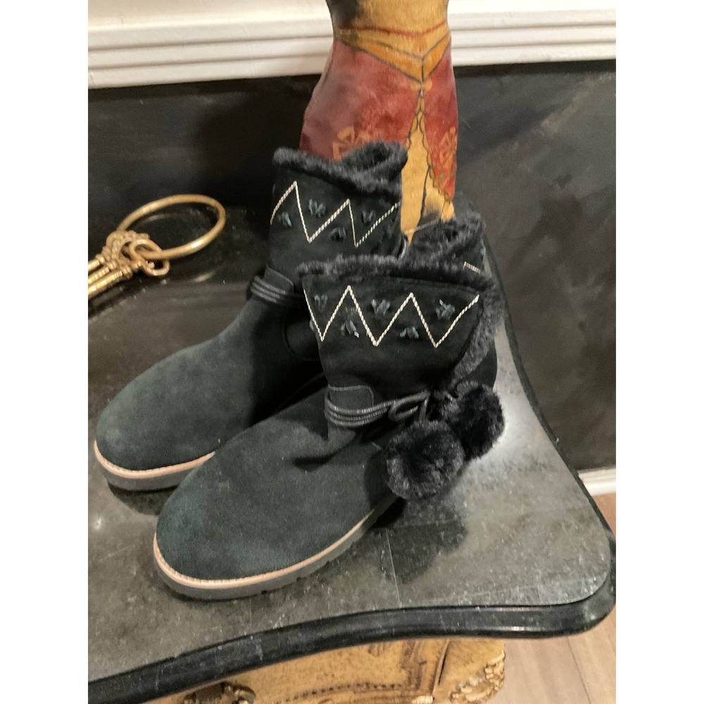 Jack Rogers Black Suede Faux Fur Pom Pom Ankle Boots Embroidered Hearts Size 9M